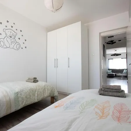 Glabur - The Cozy 2 Bdr - City, Free Parking & Wifi, Welcomes You!!! Apartment